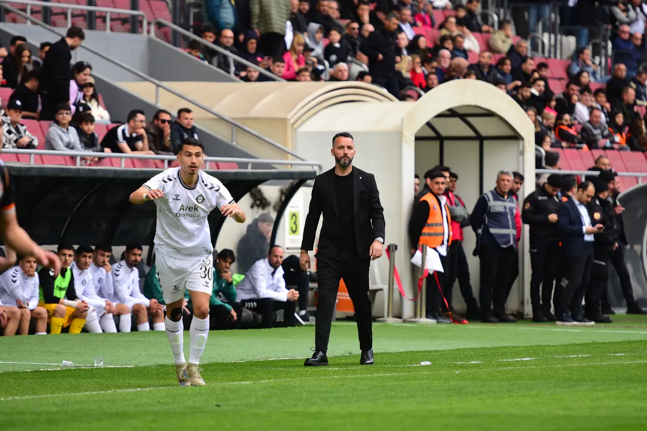 Mehmet Can Karagöz maç sırasında teknik alanda
