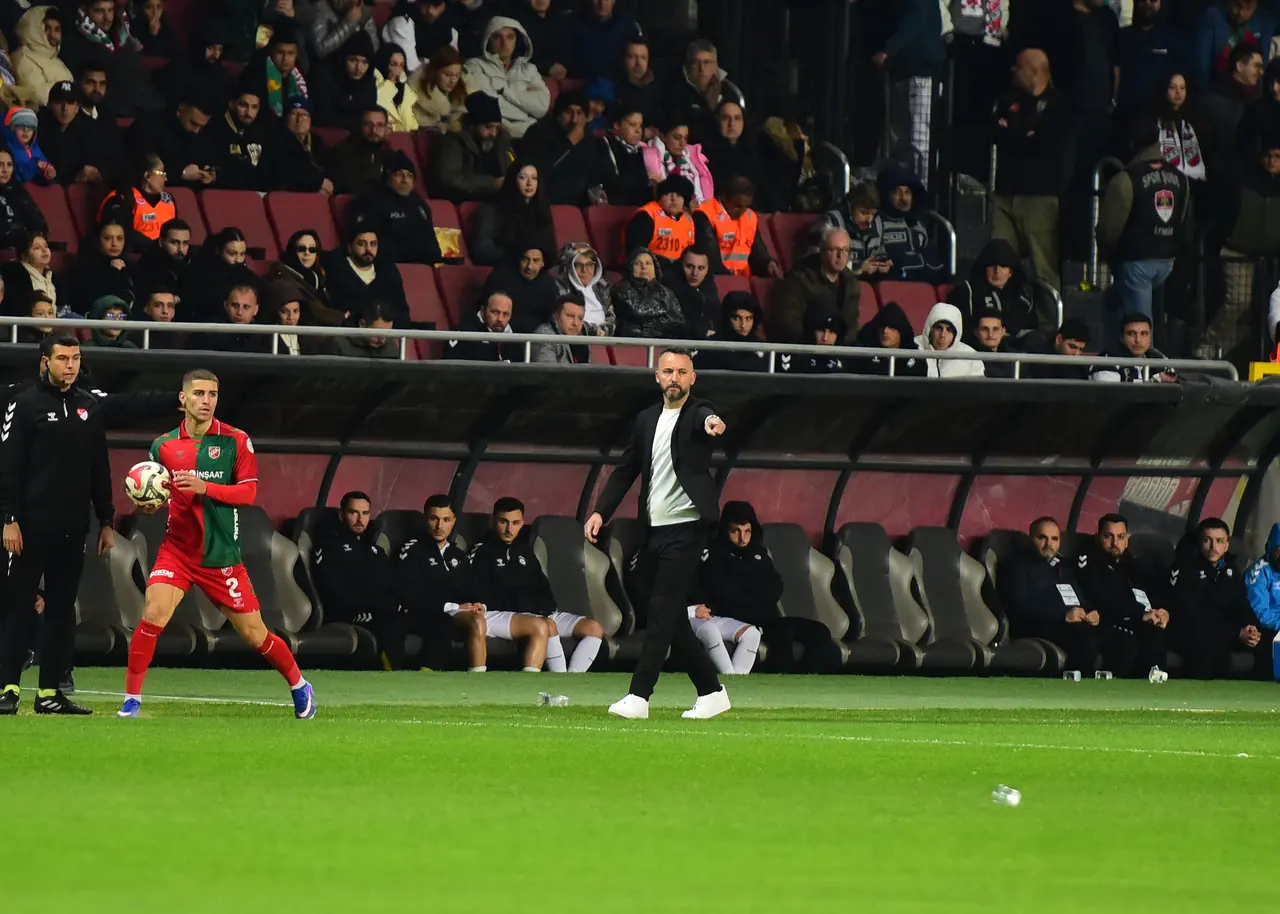 Mehmet Can Karagöz maç sırasında oyuncularına talimat verirken