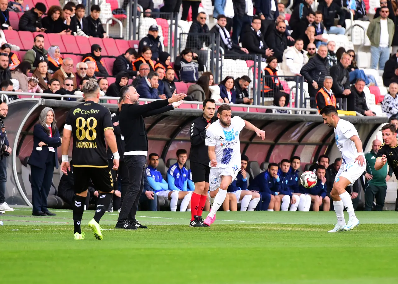 Mehmet Can Karagöz teknik alandan oyuna müdahale ederken