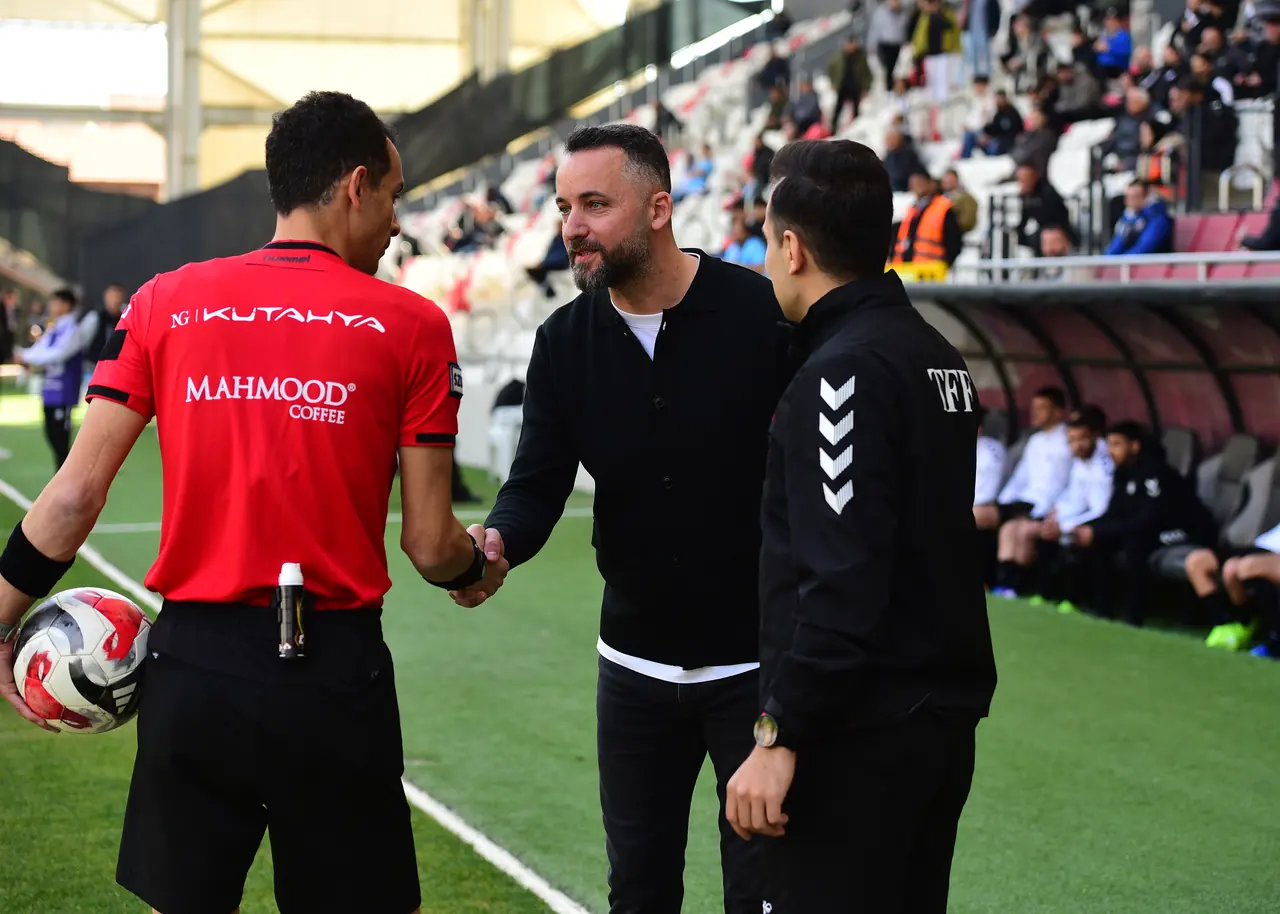 Mehmet Can Karagöz maç öncesi hakemlerle tokalaşırken